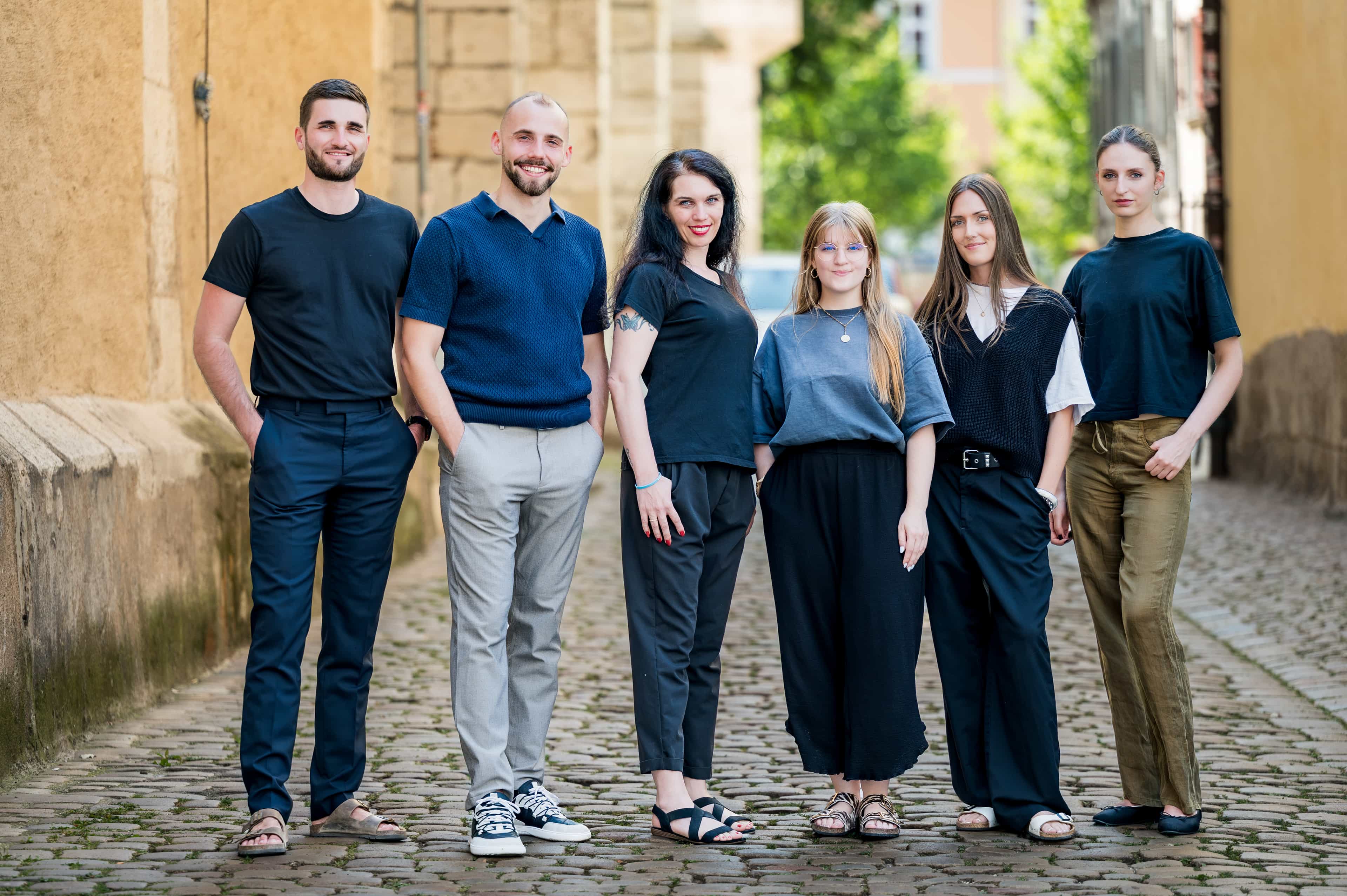 Das sechsköpfige Team von Homeier Solutions steht gemeinsam in einer Regensburger Gasse.